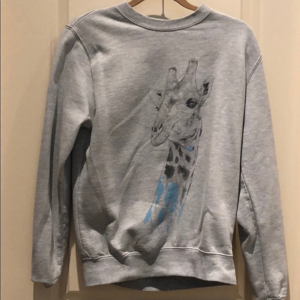 Tate Museum pullover. Giraffe holding paintbrush.